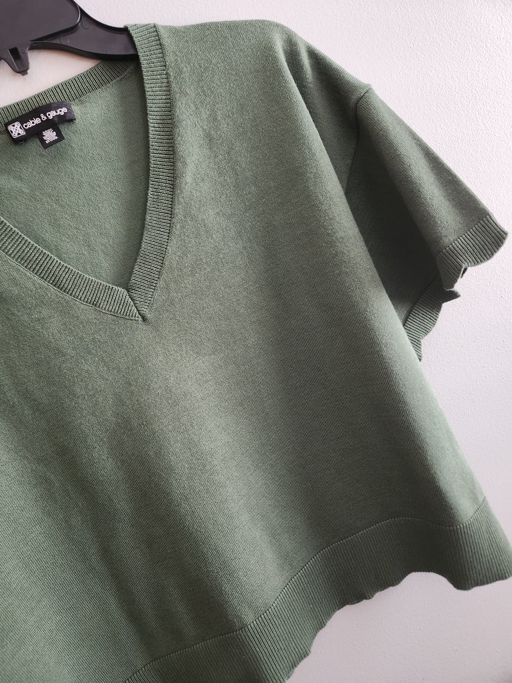 Cable & Gauge Forest Green V-Neck Short Sleeve Sweater. NWOT